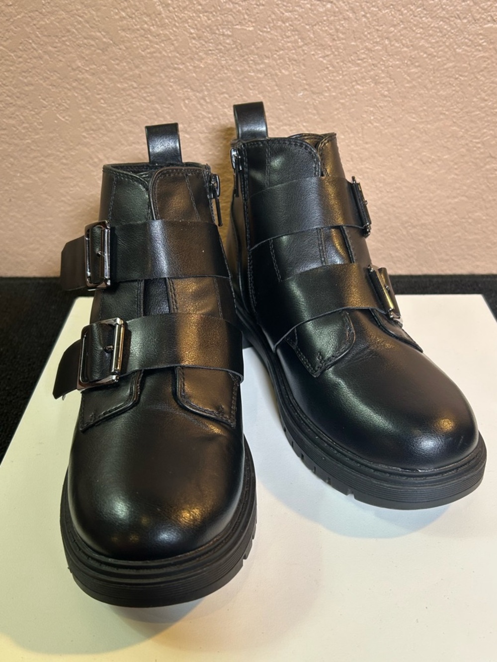 SO Fettuccine Women's Ankle Boots. Round toe, 2 adj. buckles w/zip. Size 6.5